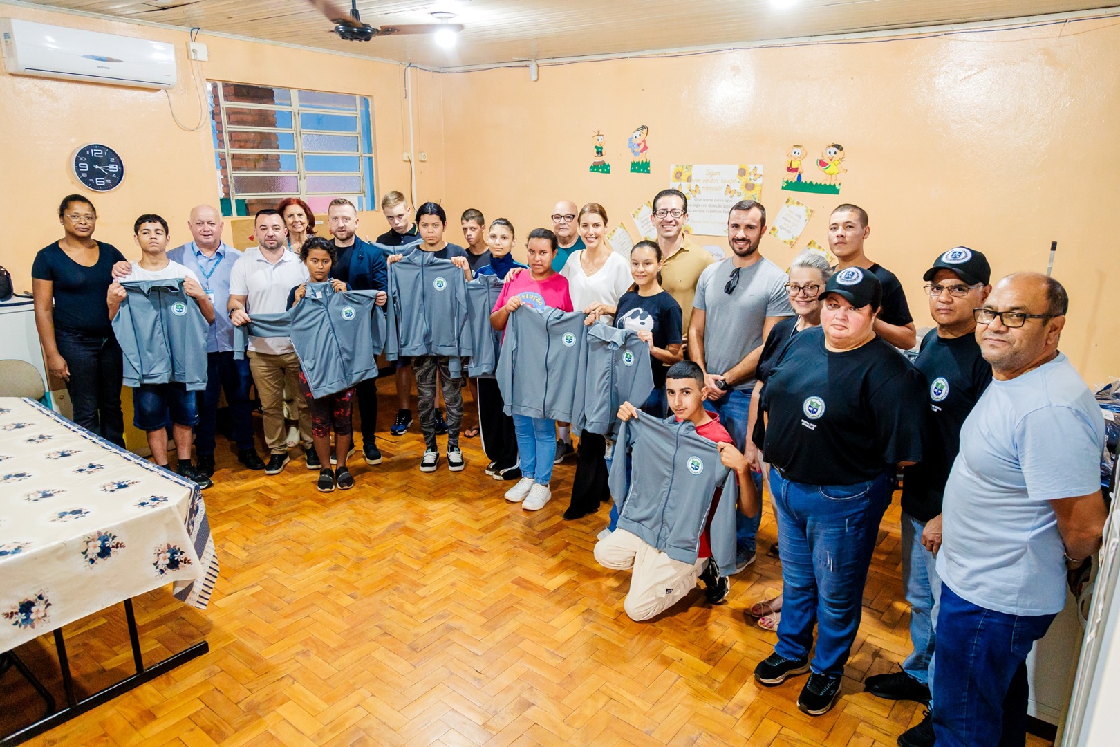 Prefeitura de Cruz Alta realiza entrega de abrigos escolares para alunos das escolas municipais cívicas